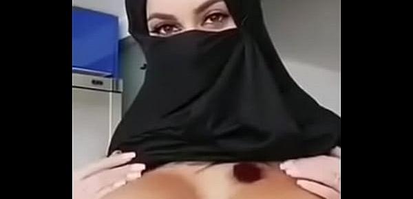  Gostosa peituda de hijab faz strip